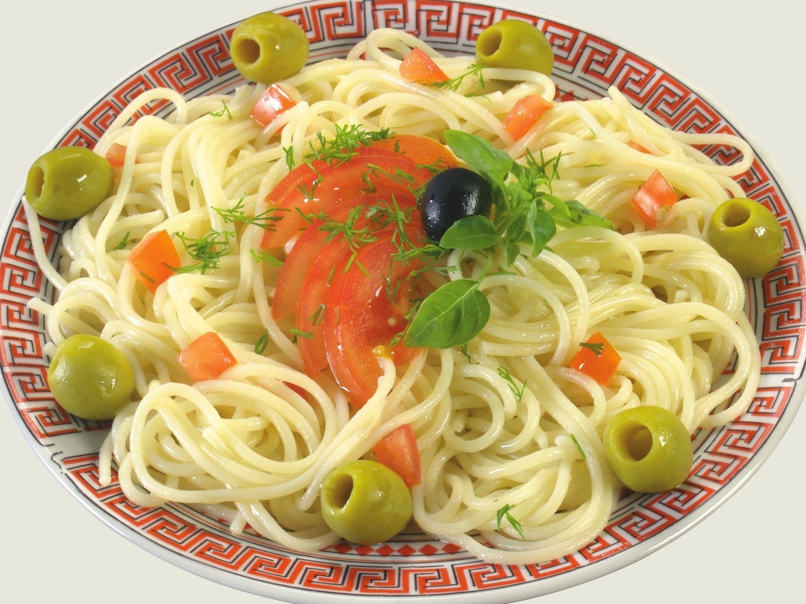 Pasta with olives and tomatoes