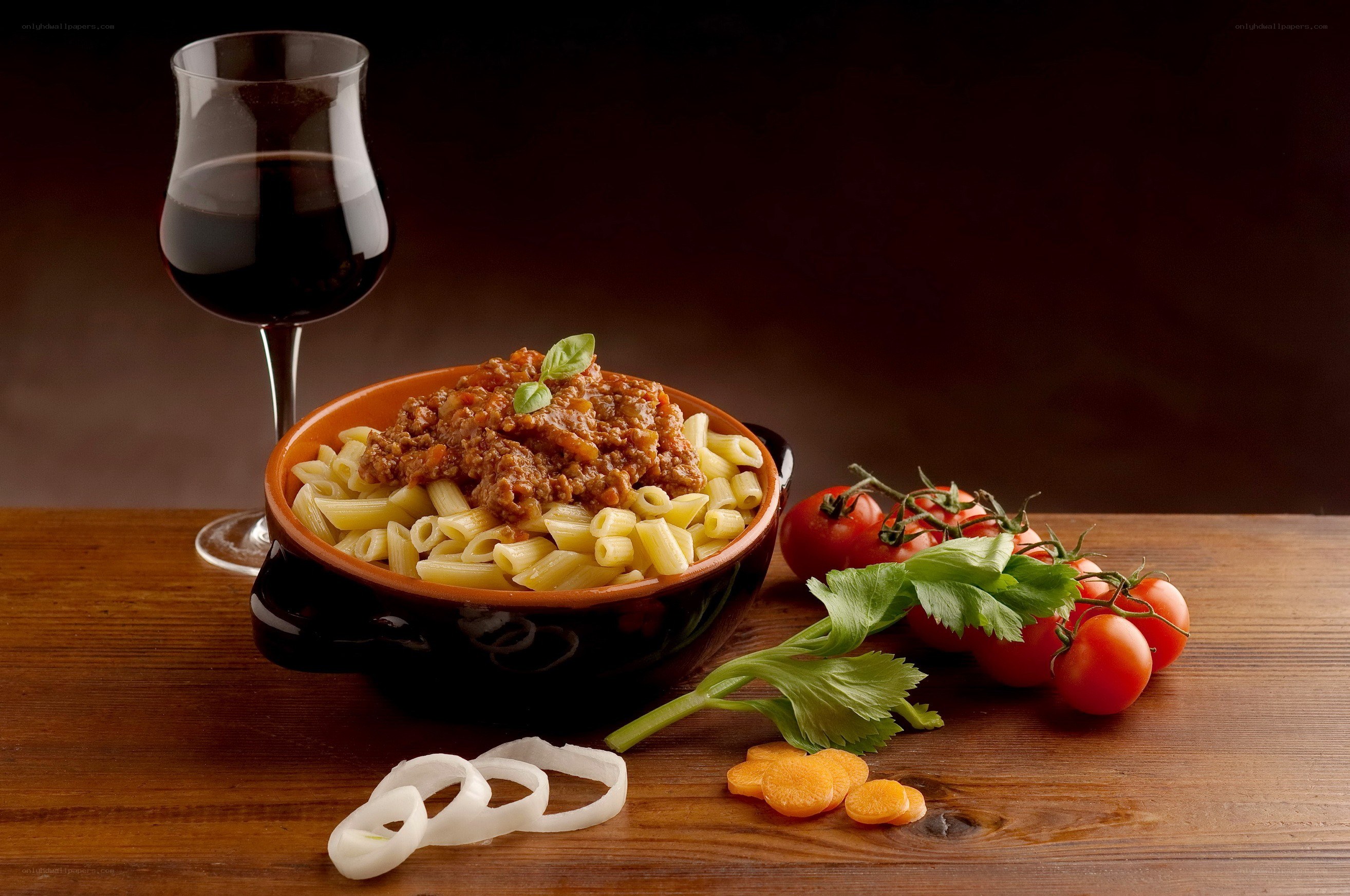Pasta with red wine and vegetables