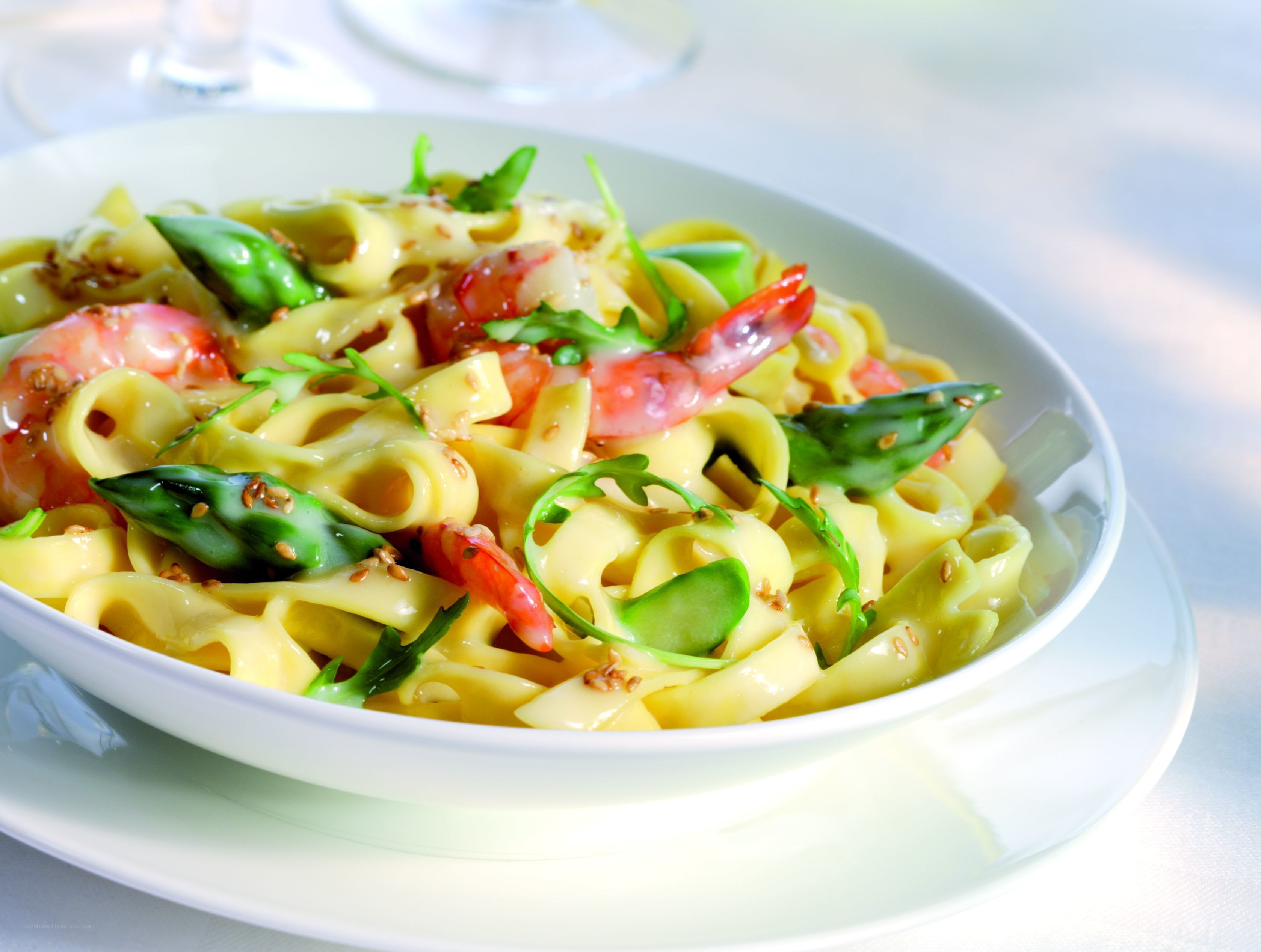 Pasta with shrimp and asparagus