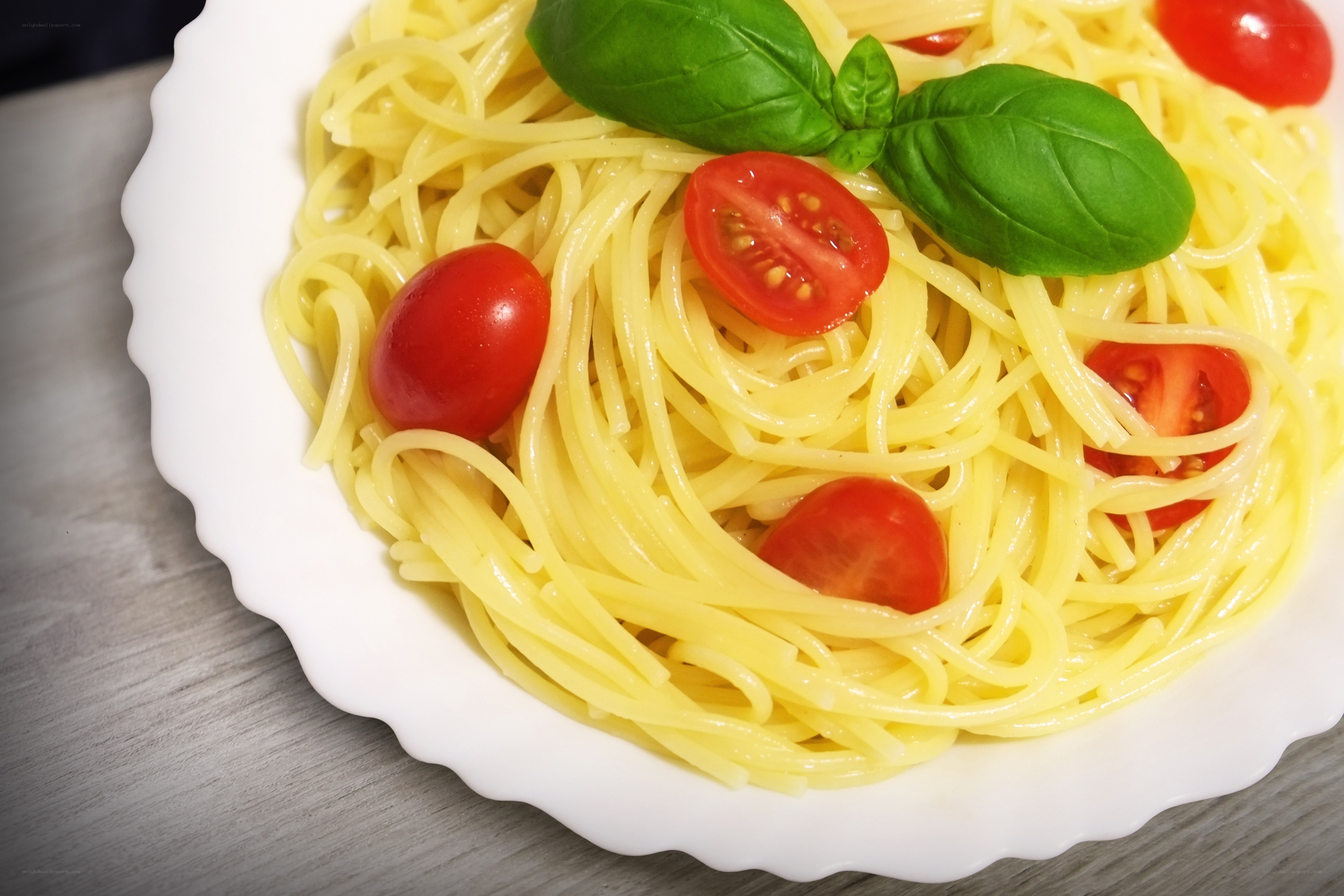 Pasta with tomatoes and basil