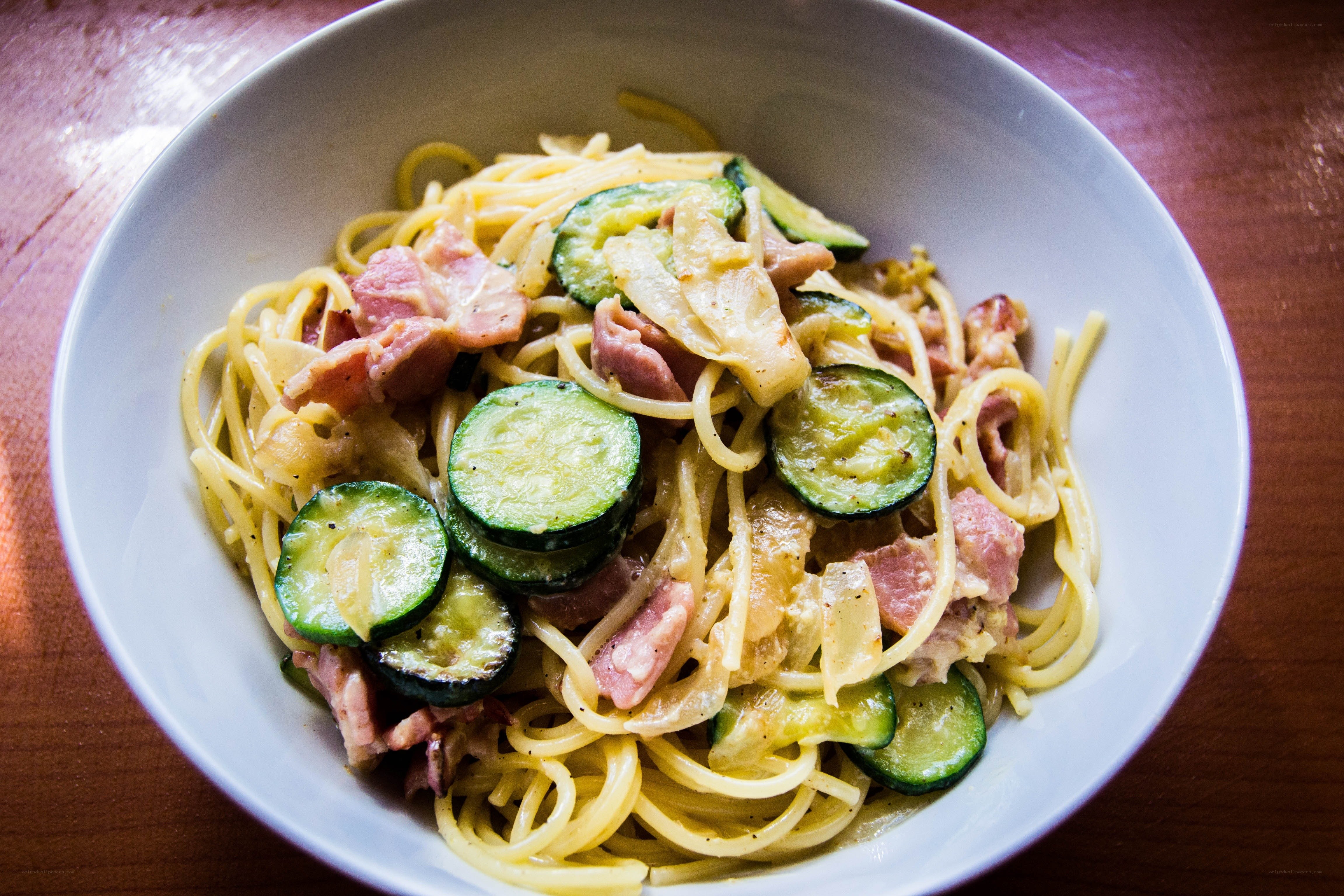 Pasta with zucchini and bacon