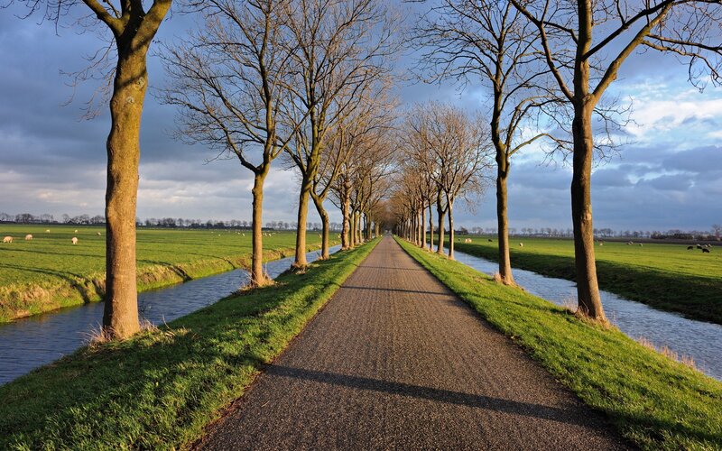 Path Between Two Canals