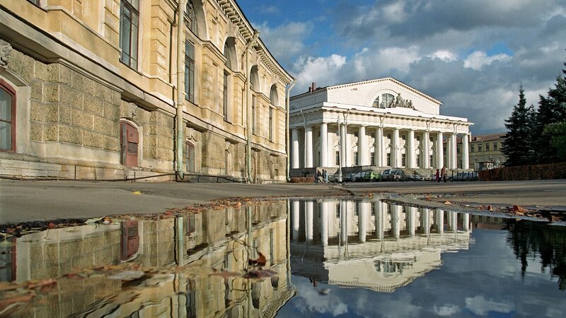 Pavlovsk Palace and theater