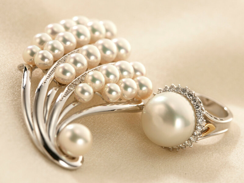 Pearl and diamond jewelry set
