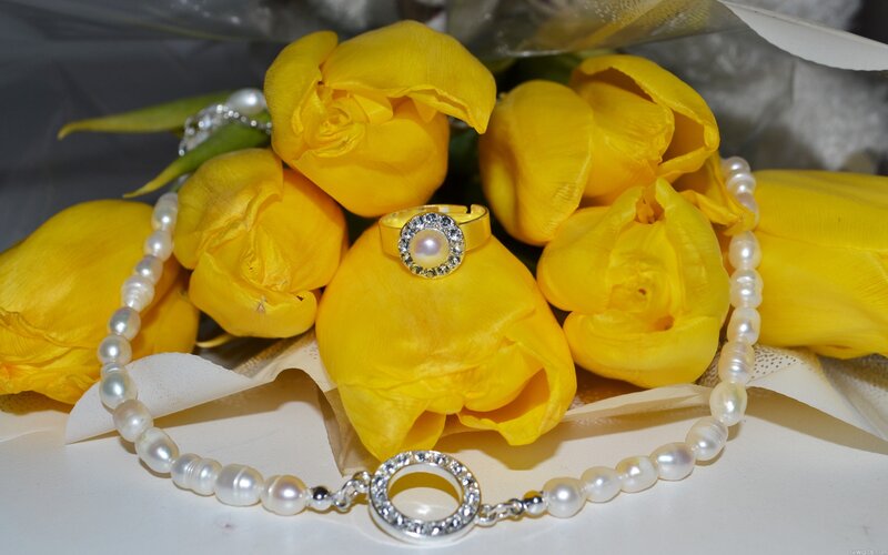 Pearl jewelry with yellow tulips