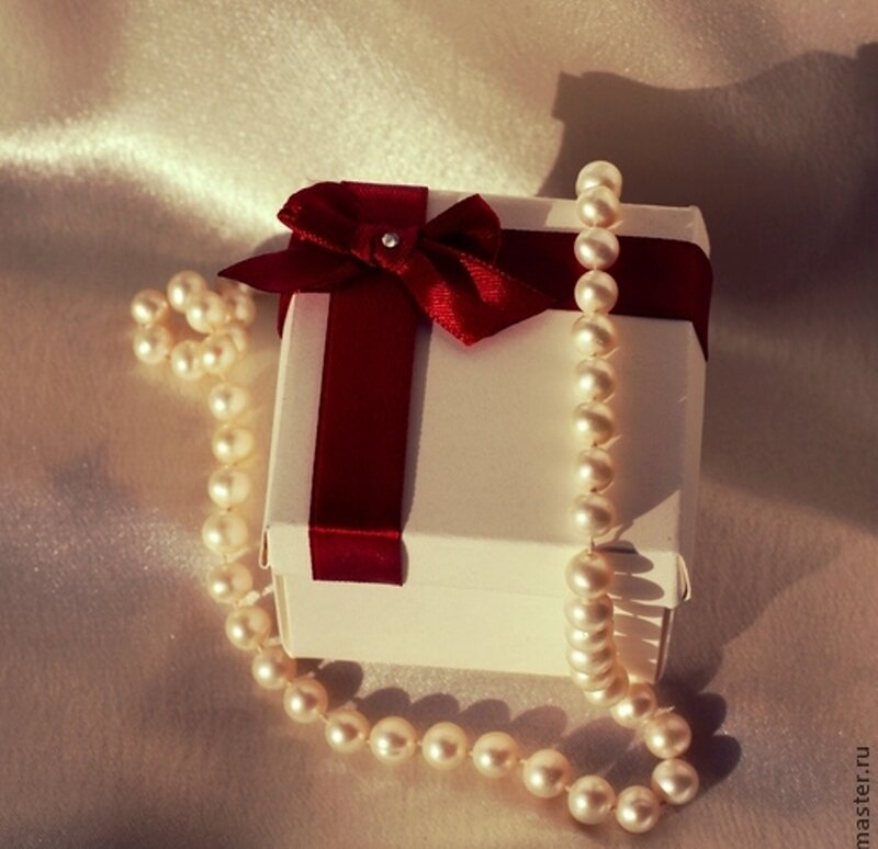 Pearl Necklace and Gift Box
