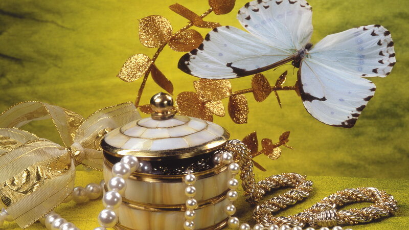 Pearl Necklace and Jewelry Box
