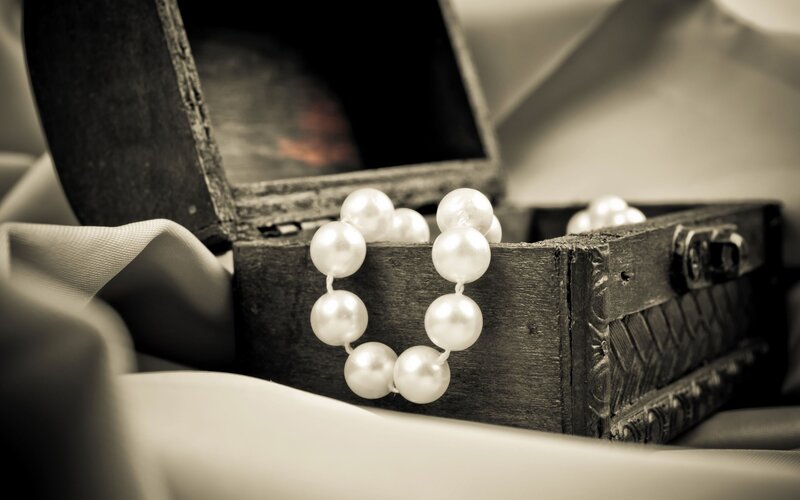 Pearl Necklace in Chest