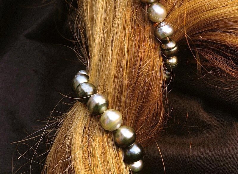 pearl necklace in hair