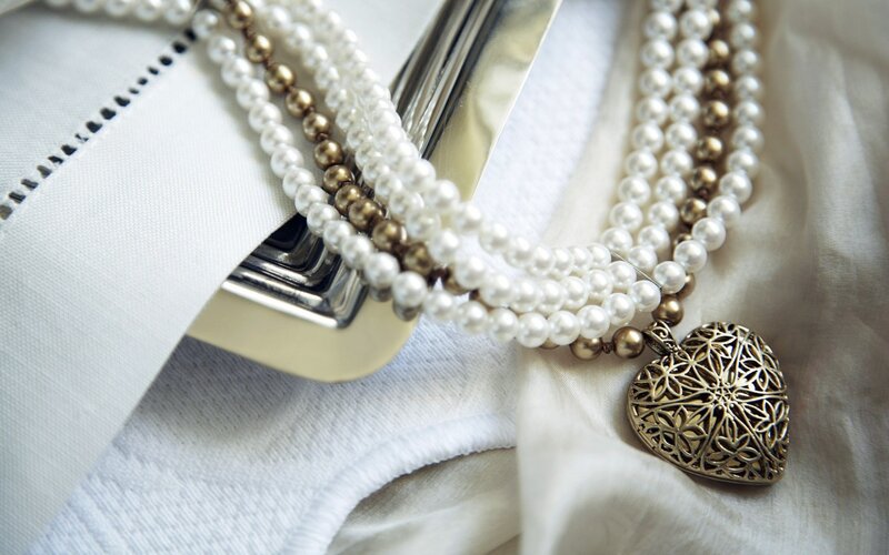 Pearl Necklace with Heart Pendant — White