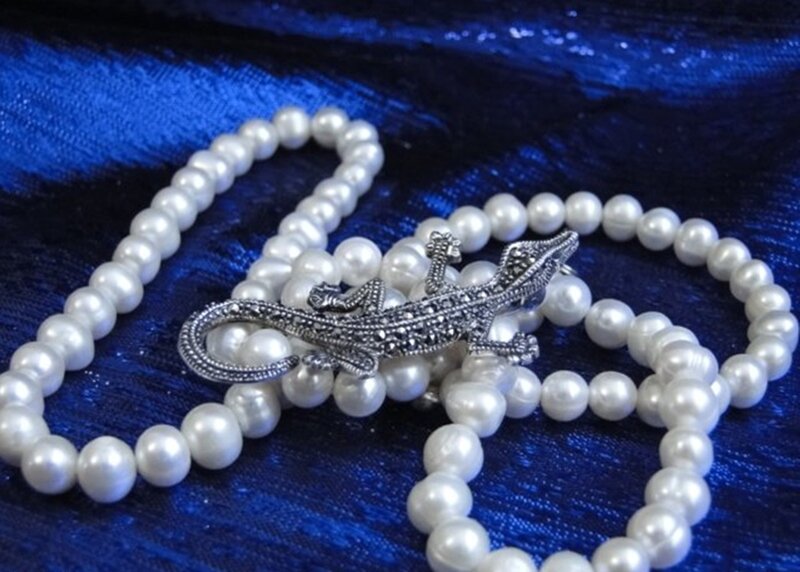 Pearl Necklace with Lizard Brooch