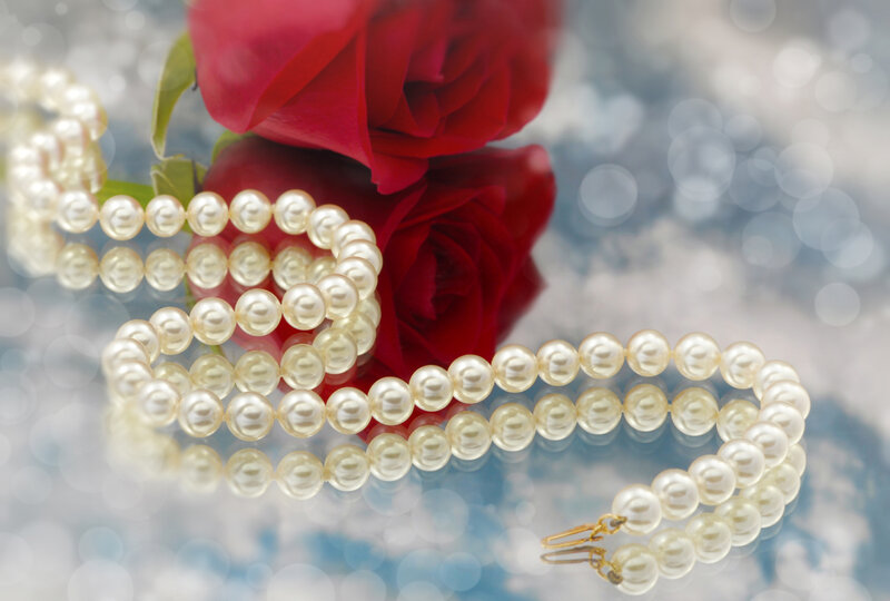 Pearl Necklace with Roses — Red