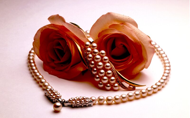 Pearl Necklace with Roses — White, Elegant