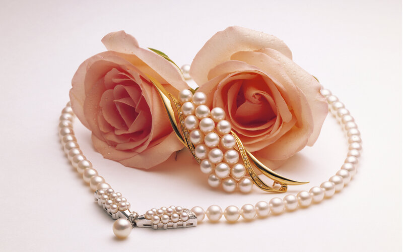 Pearl Necklace with Roses — White