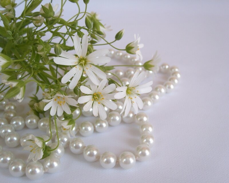 pearl necklace with white flowers