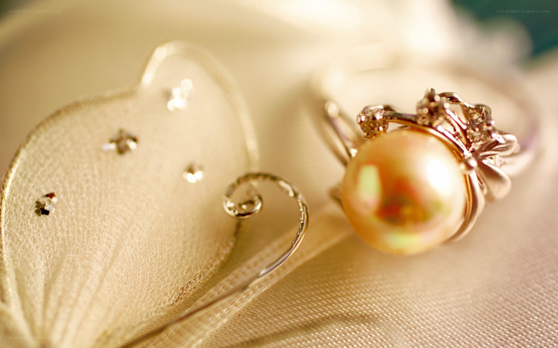 Pearl ring with heart ornament