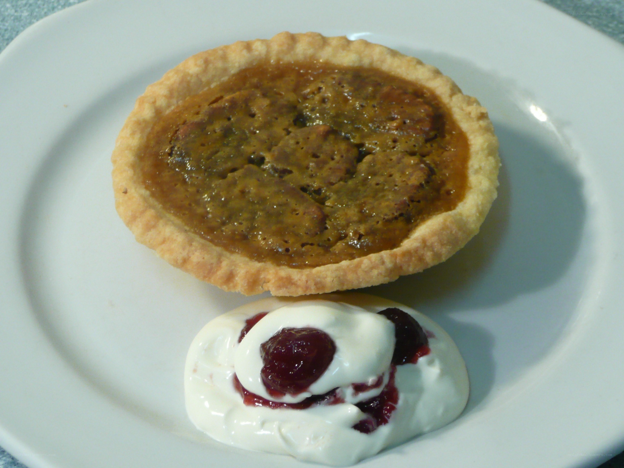 Pecan pie with cream