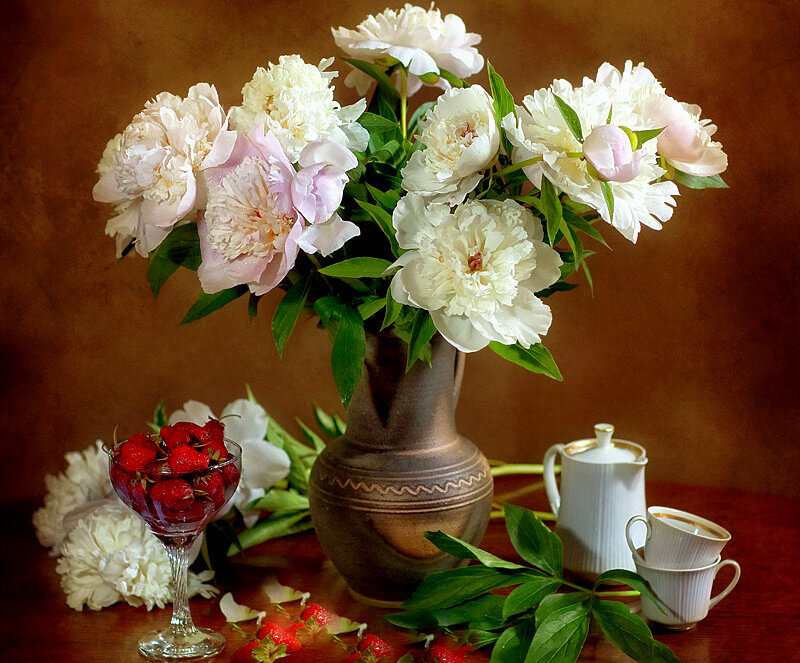 Peony Bouquet in Vase — Brown