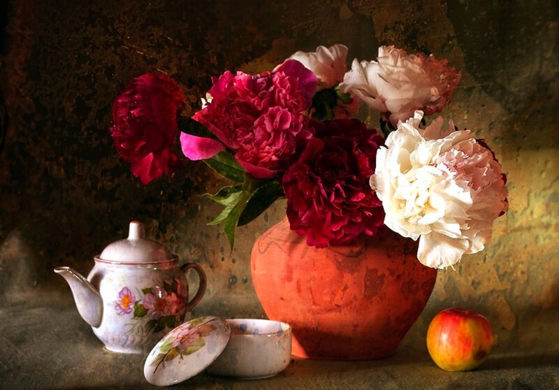 Peony Bouquet in Vase — Red