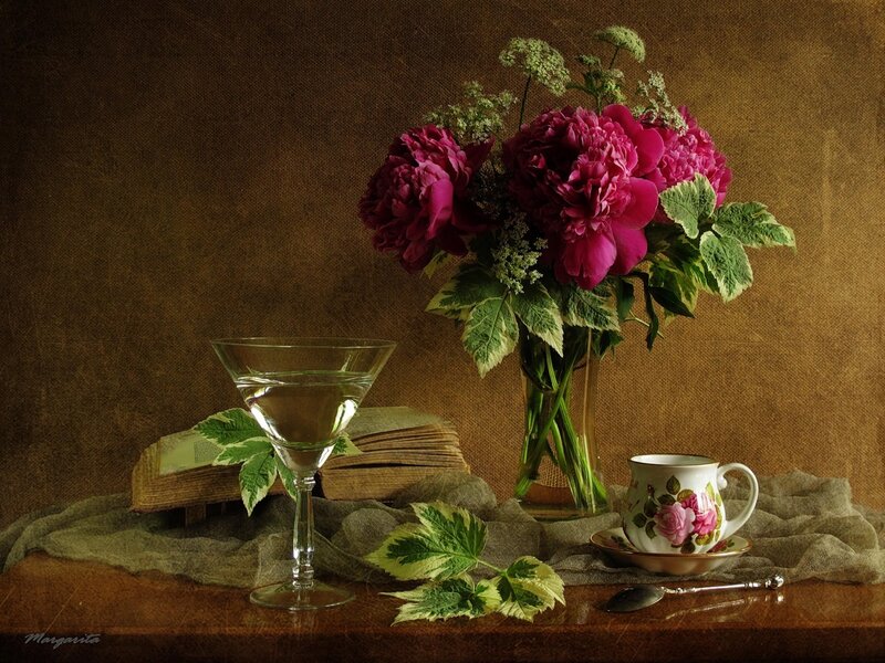Peony Bouquet on Table — Brown