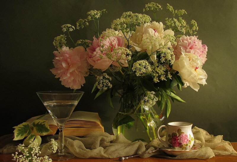 Peony Bouquet on Table — Green