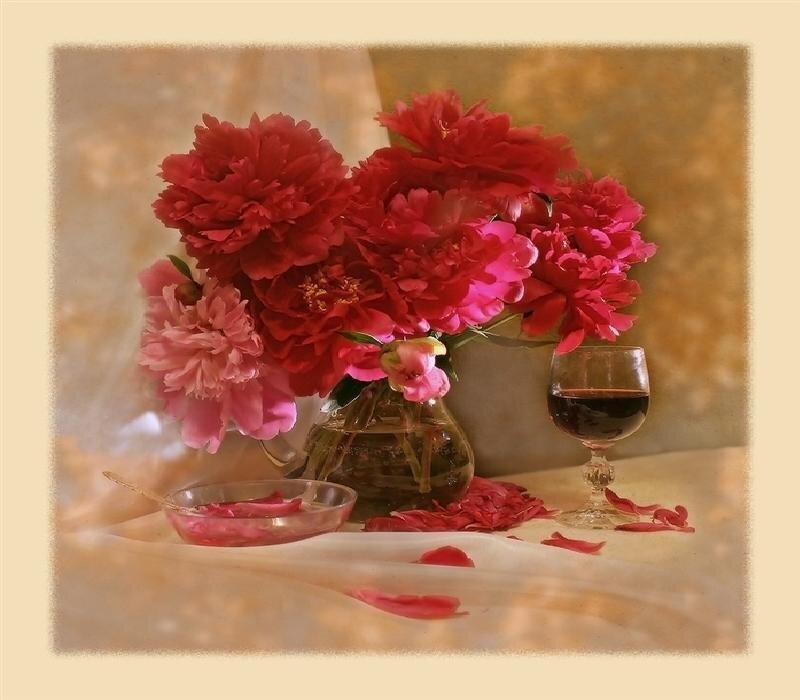 Peony Flowers in Vase — Red, Serene