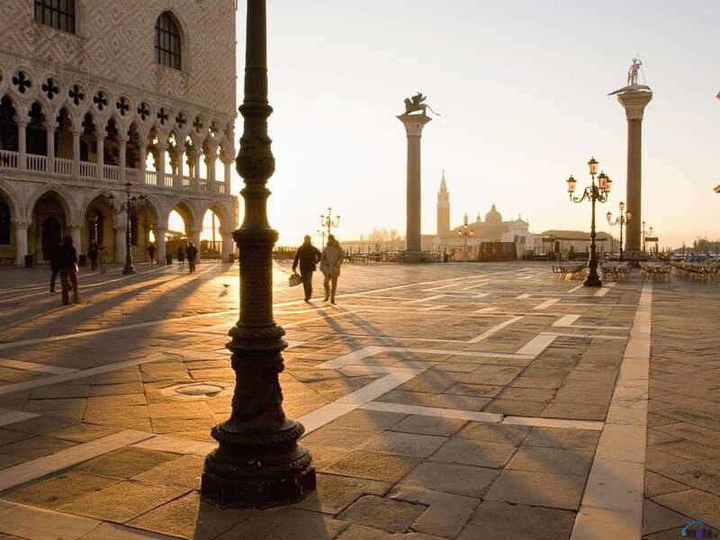 People in Piazza