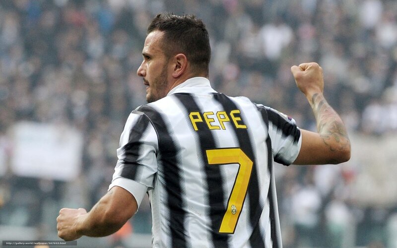 Pepe celebrates in Juventus jersey
