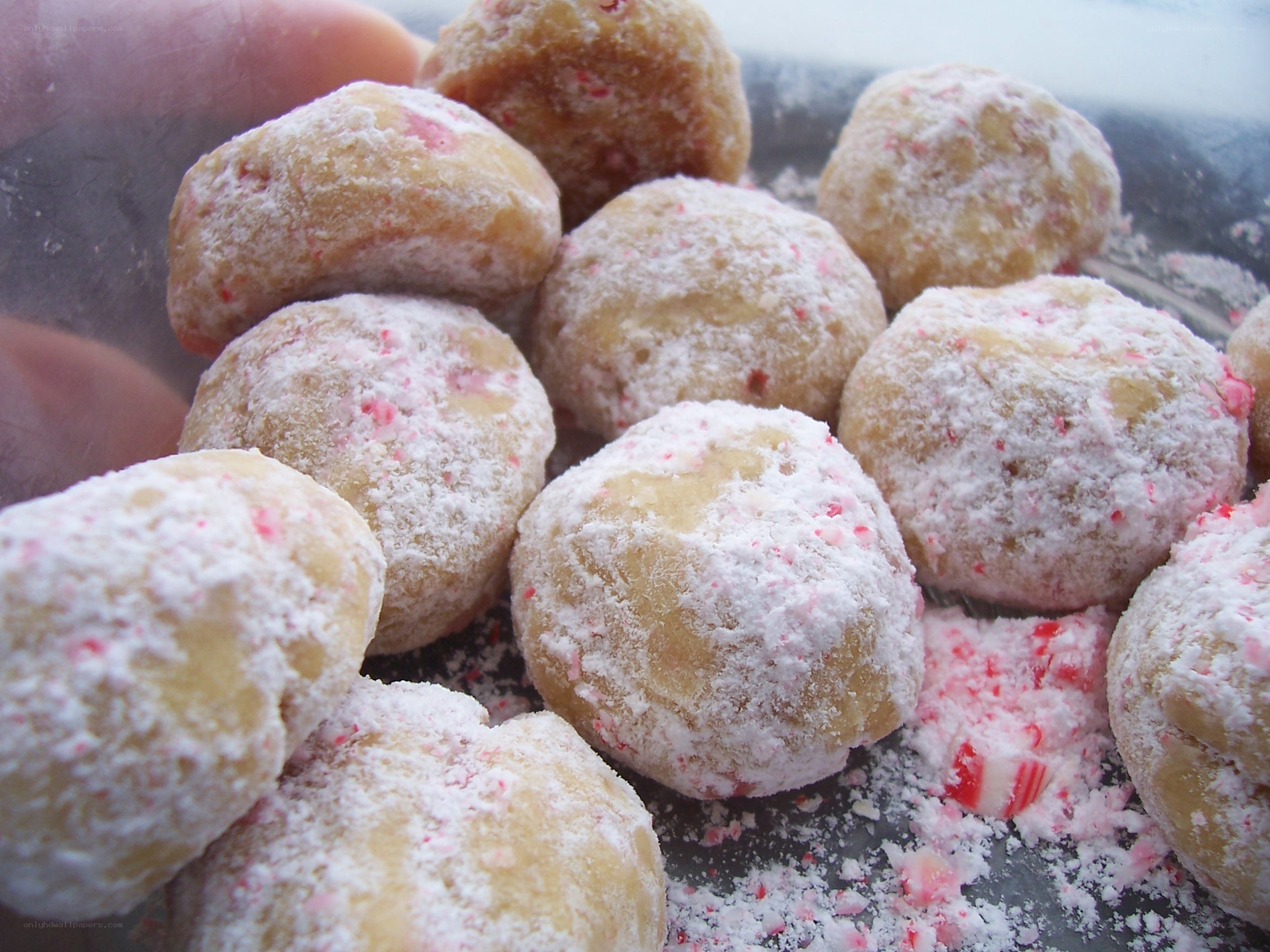 peppermint cookies with powdered sugar