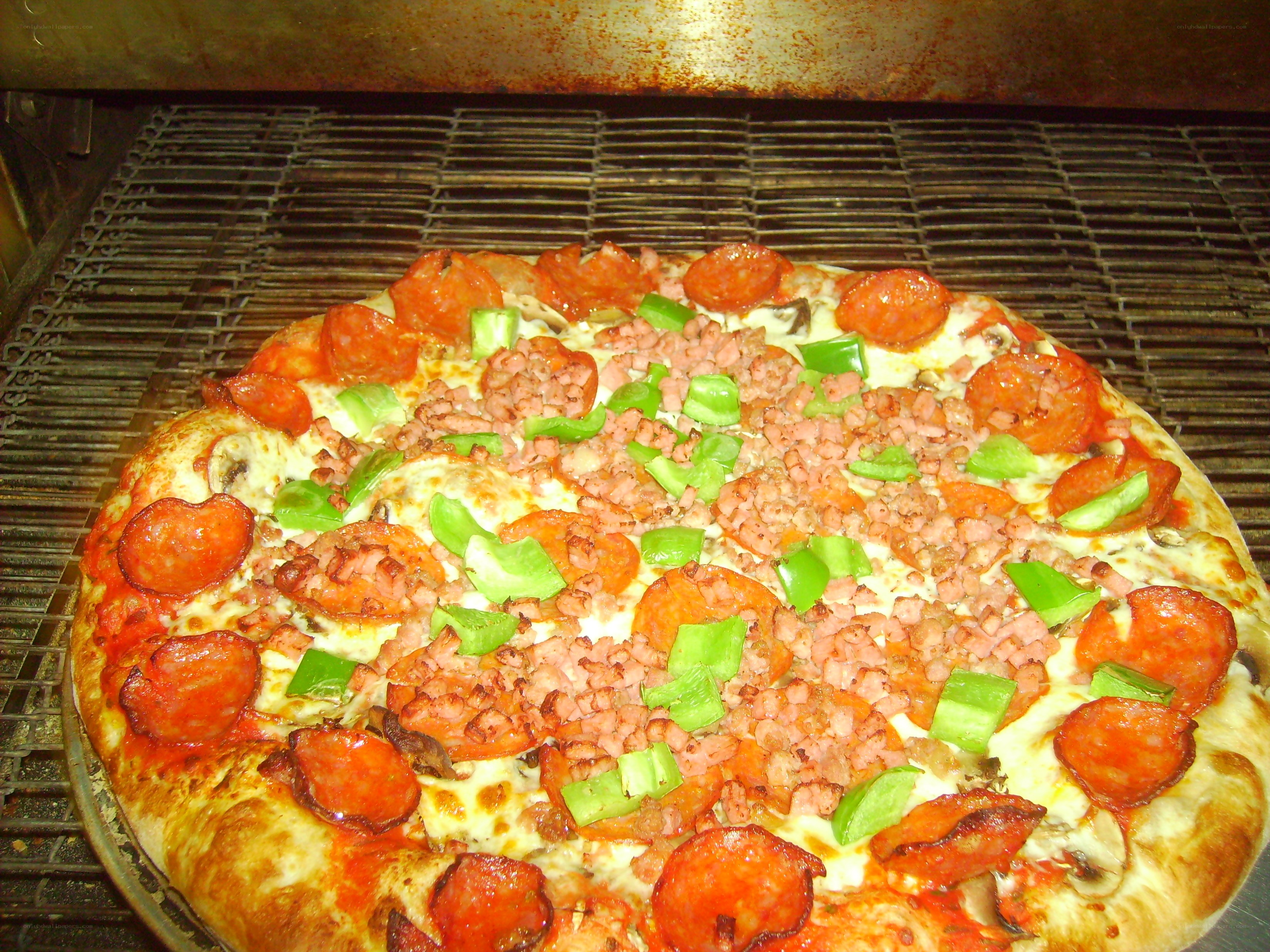 Pepperoni and green pepper pizza