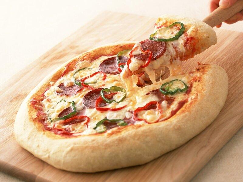 Pepperoni and pepper pizza