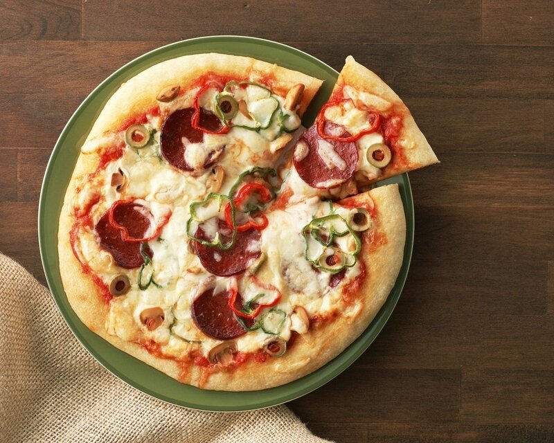 Pepperoni Pizza on Plate — Green