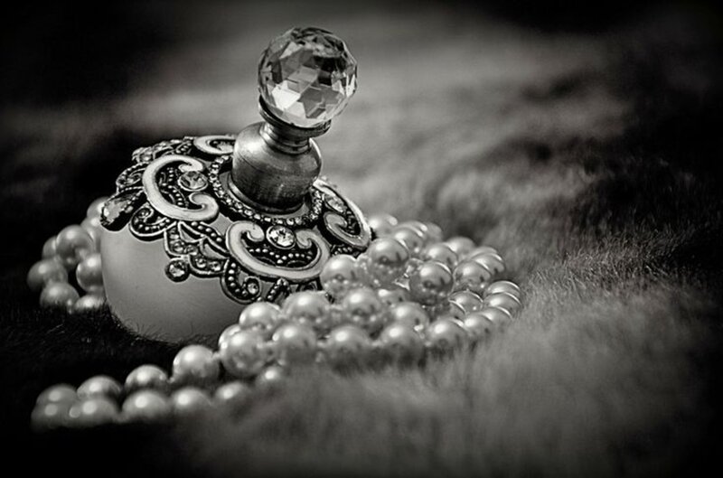 Perfume Bottle with Pearls — Black