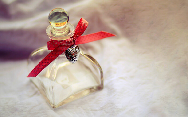 Perfume Bottle with Ribbon — White