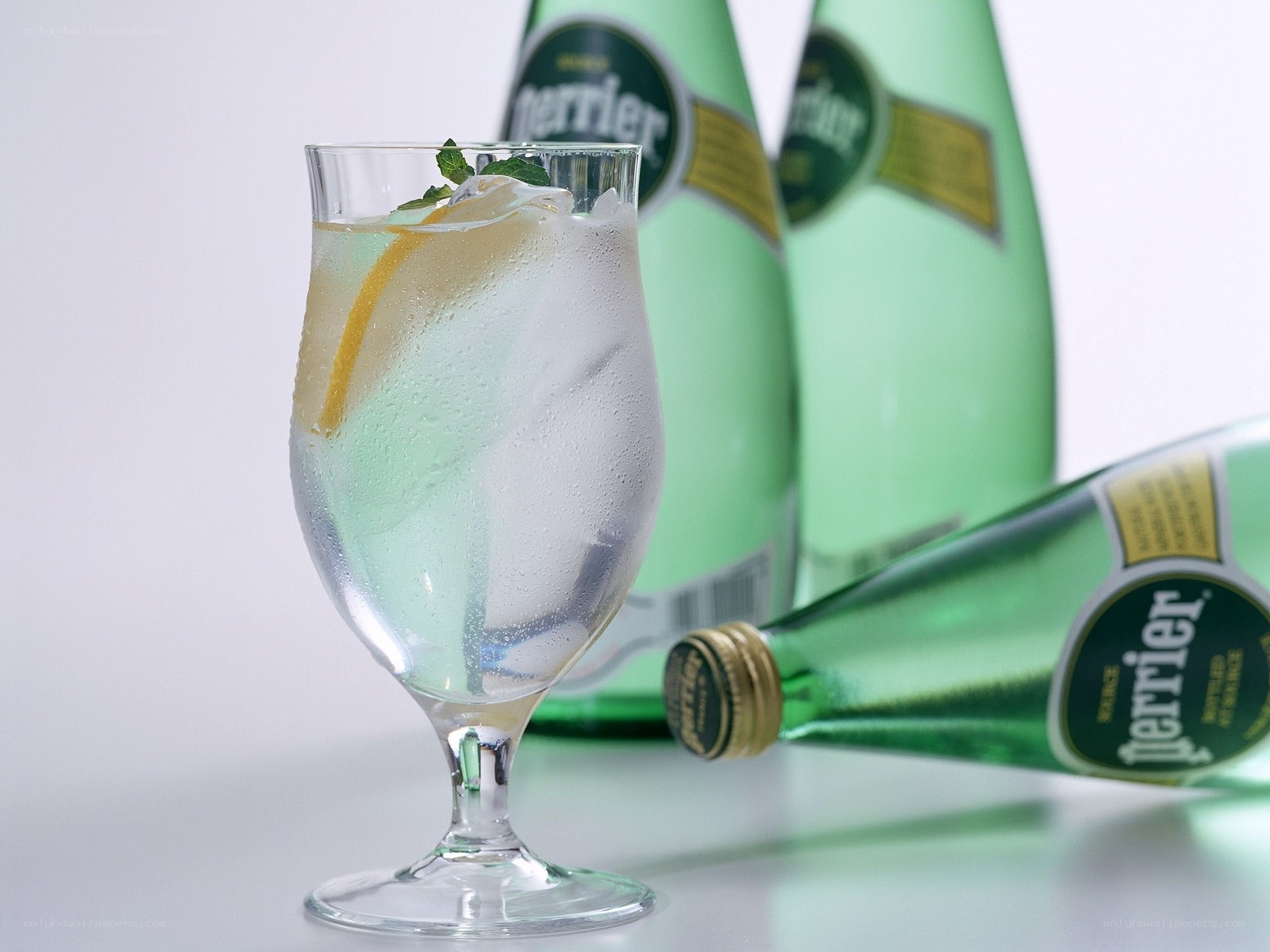 Perrier drink with lemon and mint