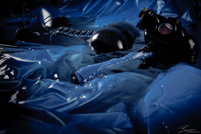 person in gas mask underwater