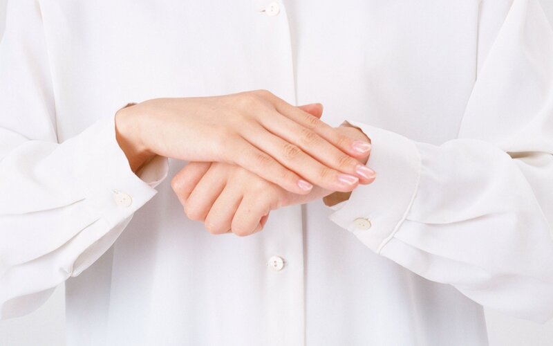 person rubbing hands together