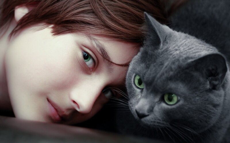 person with green eyes and cat