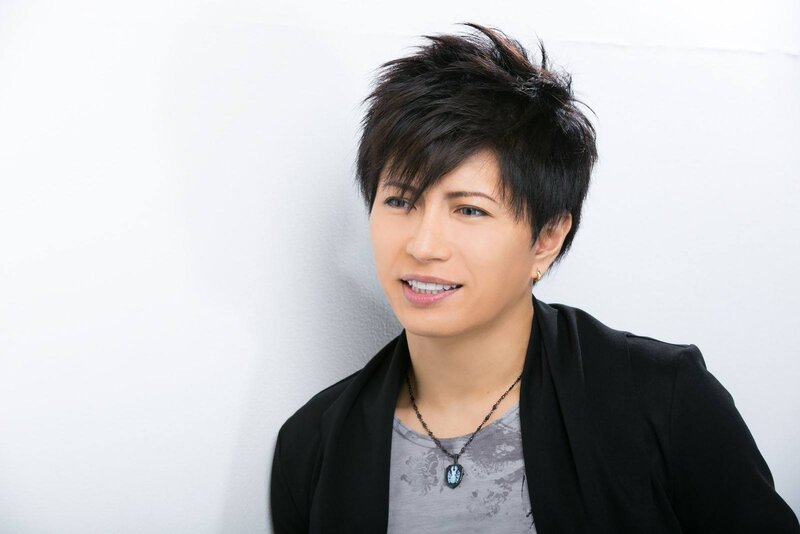 Person with Short Dark Hair — White