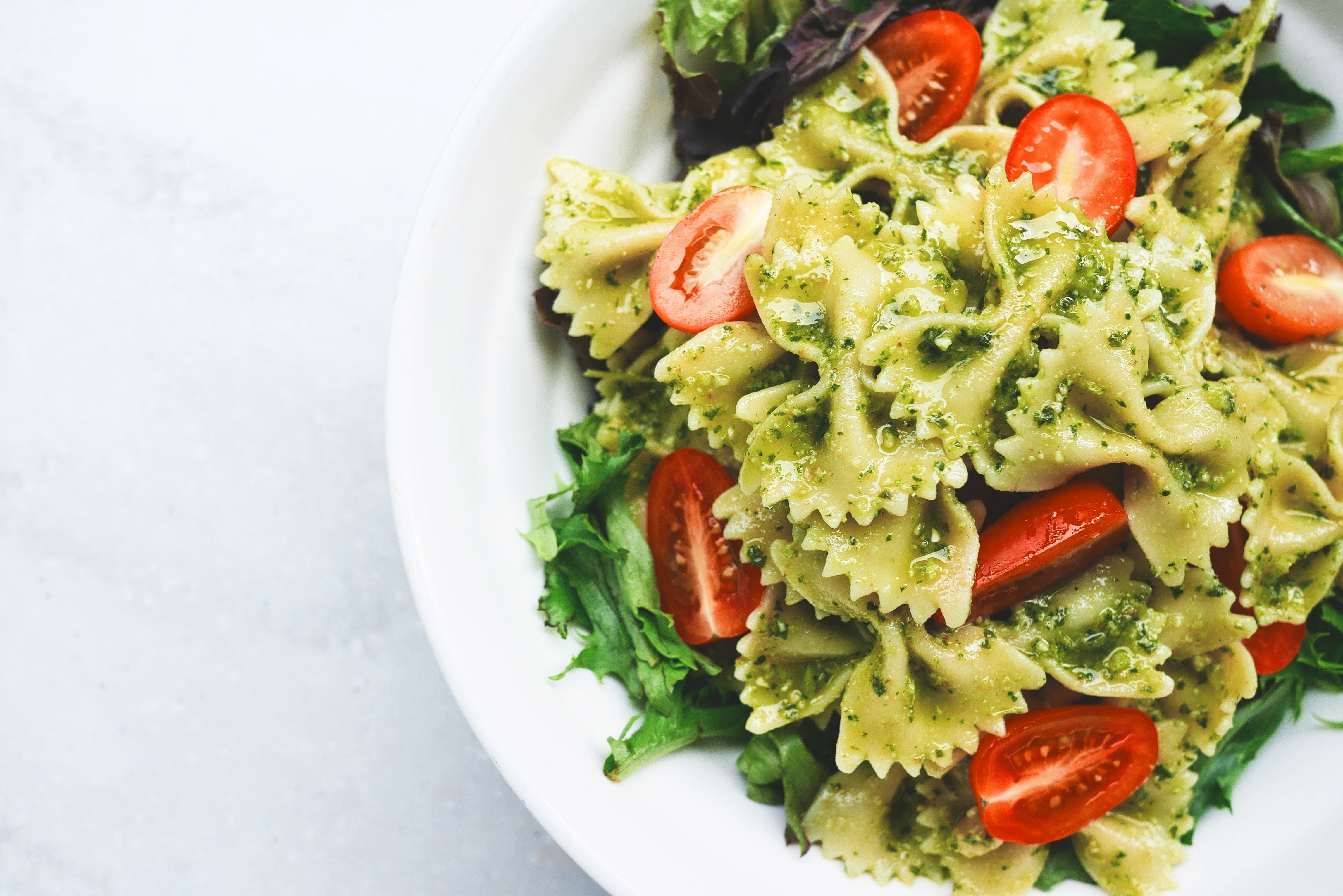 Pesto pasta salad with tomatoes