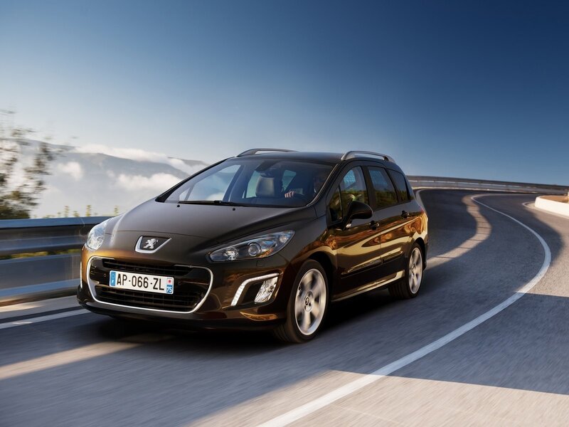 Peugeot 308 SW on a winding road