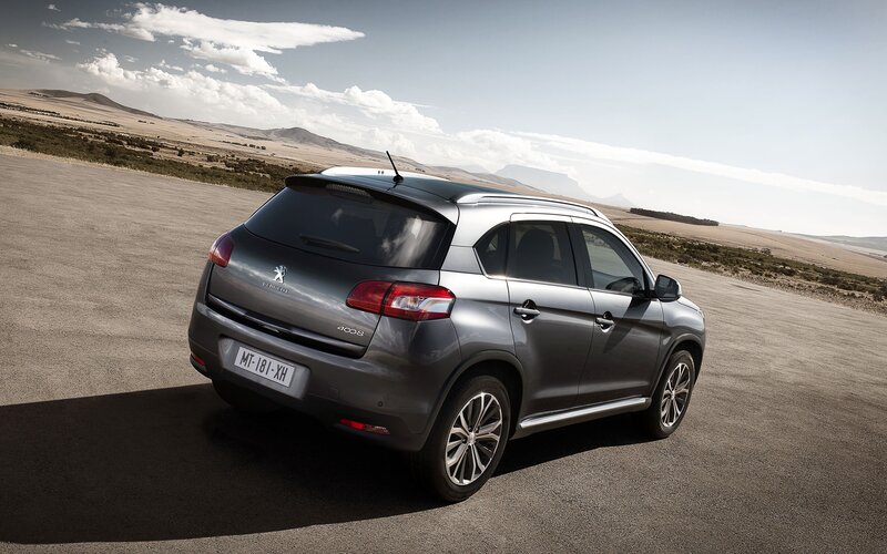 Peugeot 4008 in desert landscape