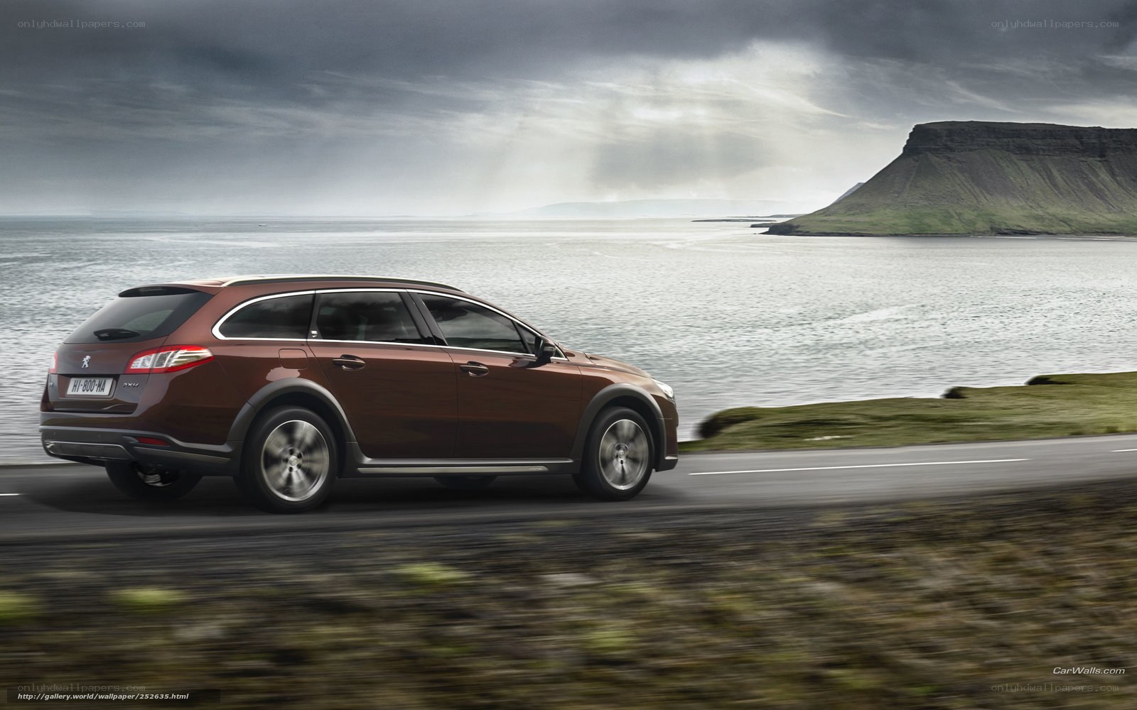 Peugeot 5008 by the coast