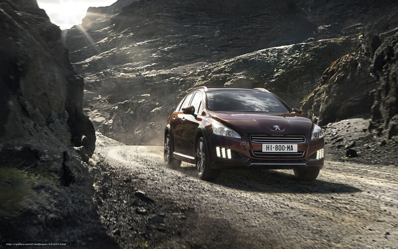 Peugeot 5008 on a rugged road