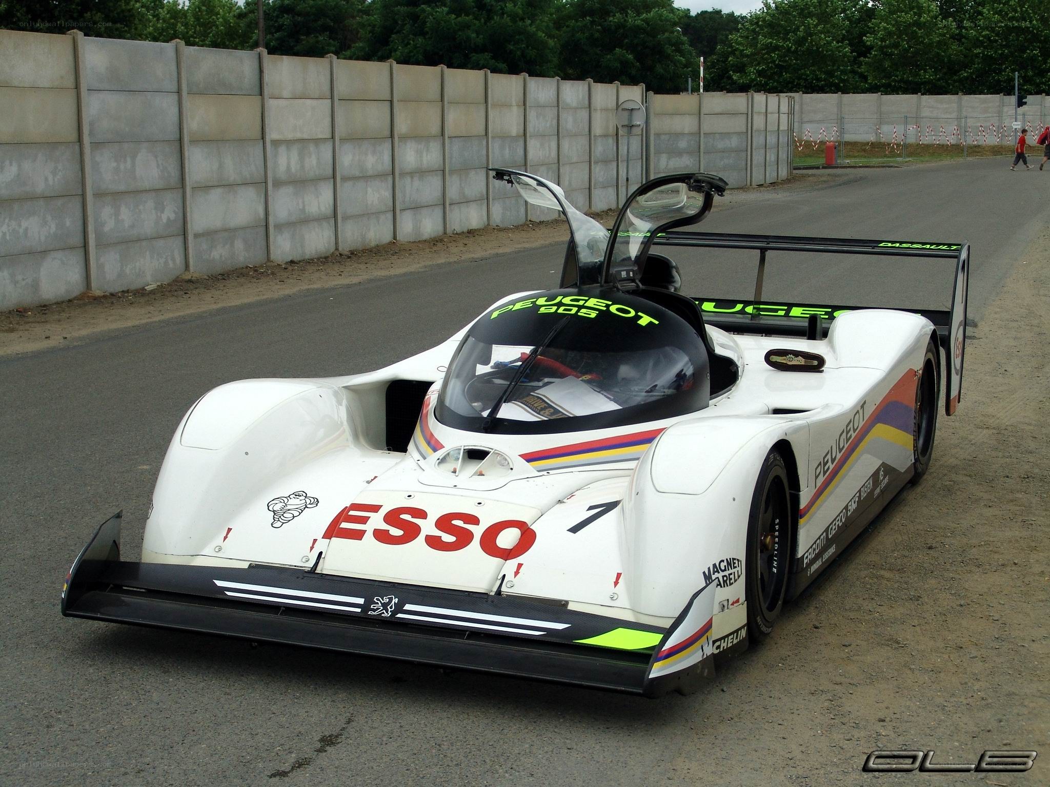 Peugeot 905 race car