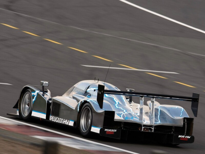Peugeot 908 HY race car on track
