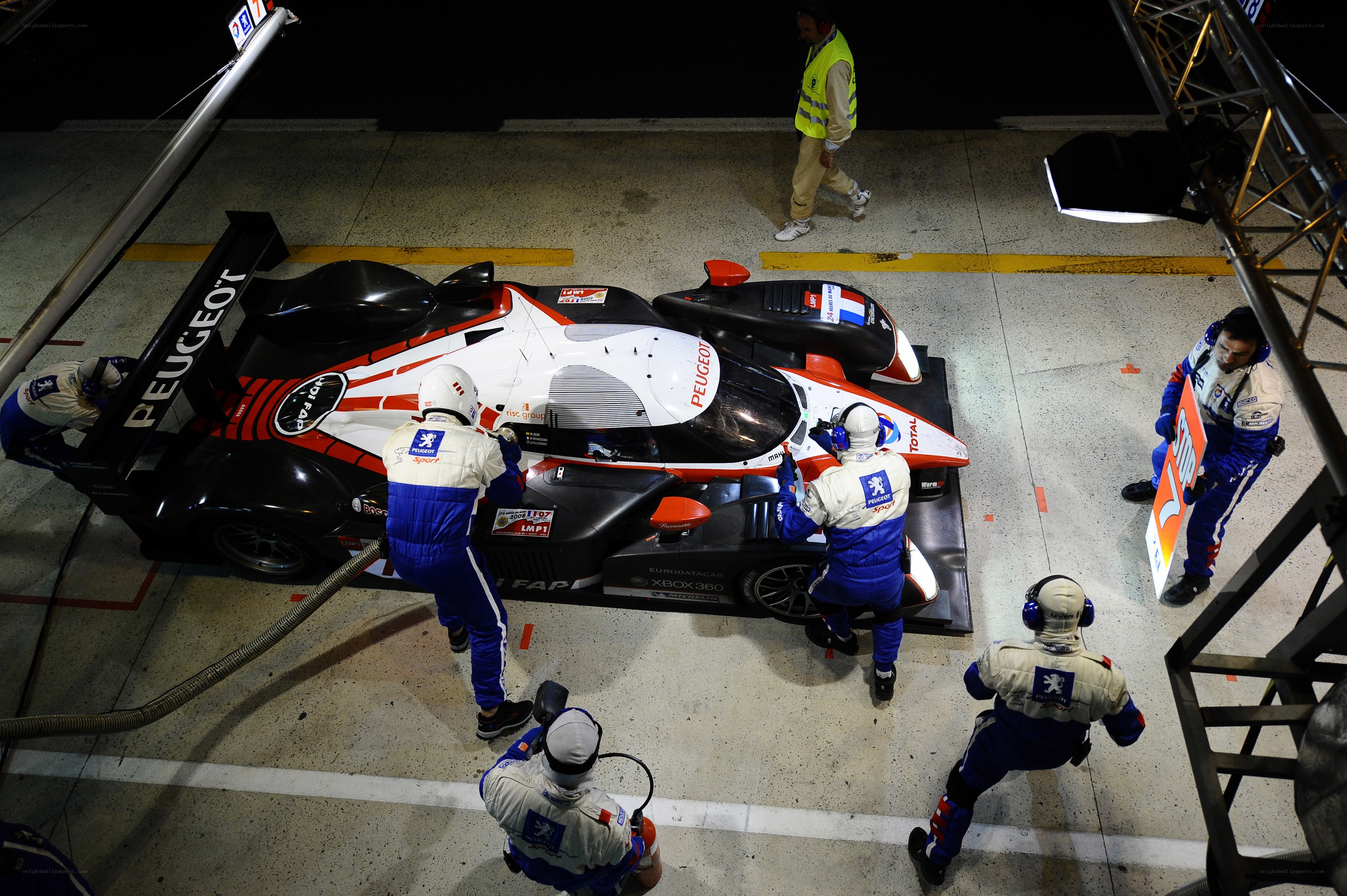 Peugeot racing team in pit stop