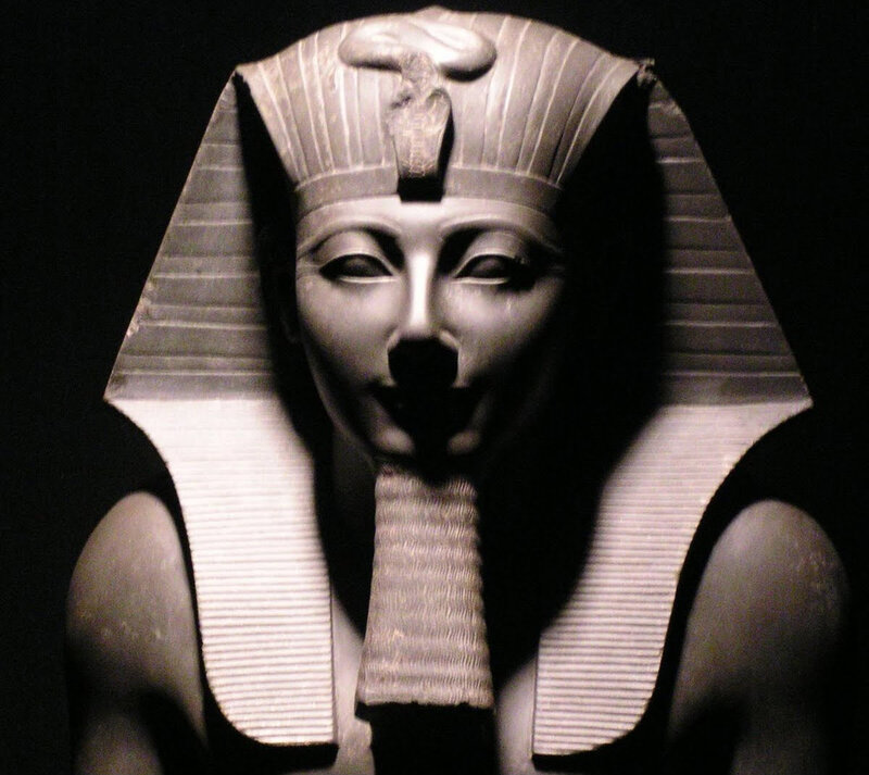Pharaoh Statue — Black