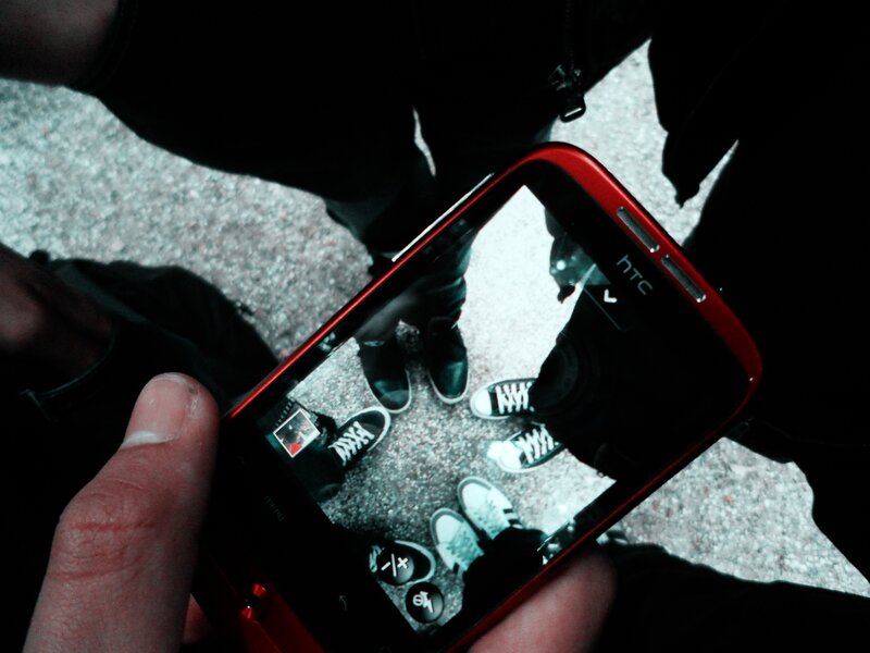 phone showing feet photo