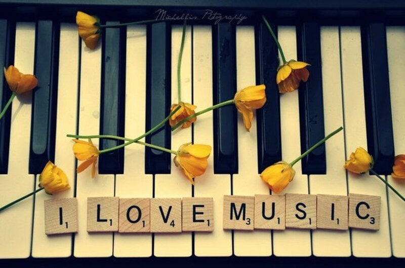 Piano Keys with Flowers — Yellow